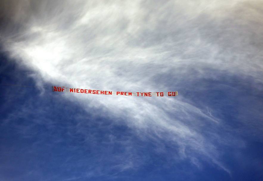 Lo scherzo dei tifosi del Sunderland che hanno inviato un messaggio aereo (Auf Wiedersehen prem tyne to go) durante la partita Newcastle-Totthenam per salutare i 